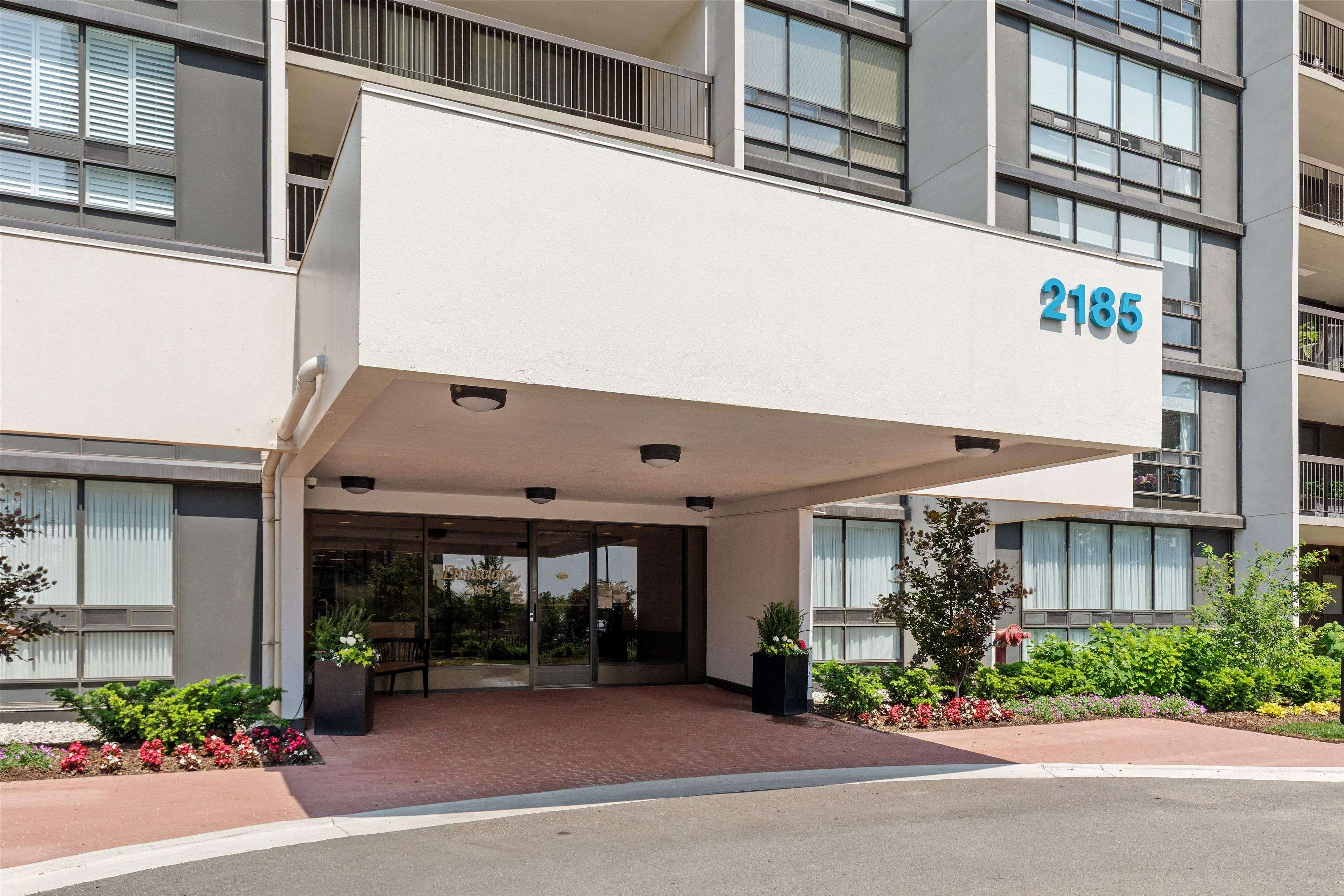 Oakville, ON L6L 5L6,2185 Marine DR #604