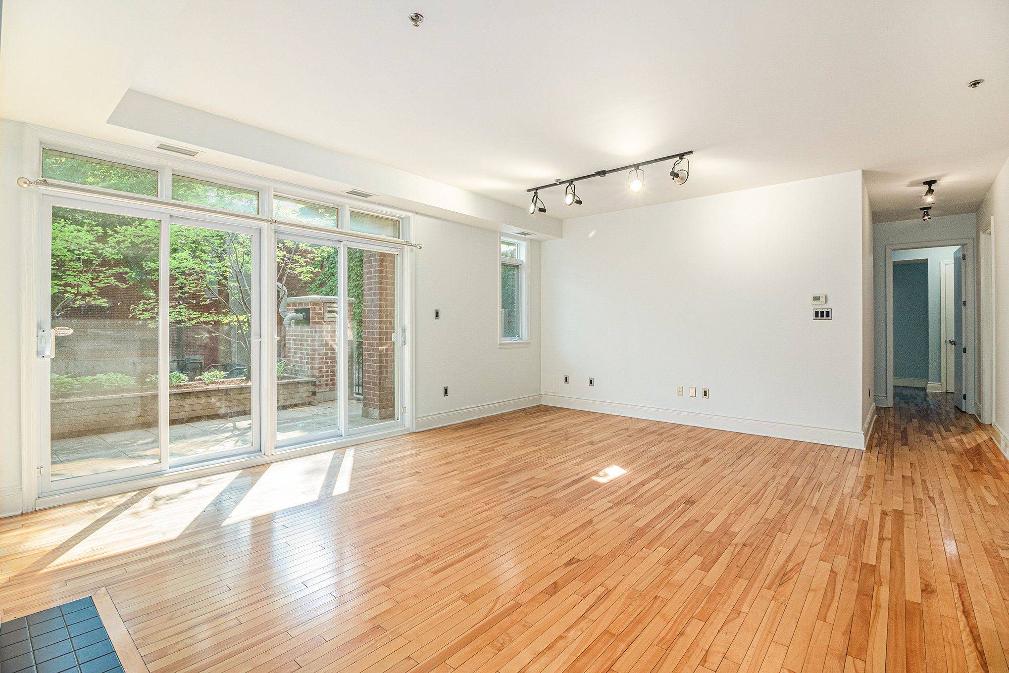 Ottawa Centre, ON K2P 1A6,400 Mcleod ST #104