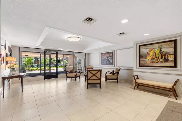 Oakville, ON L6L 5L6,2185 Marine DR #604