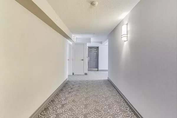 Oakville, ON L6M 4N5,1460 Bishops Gate #411