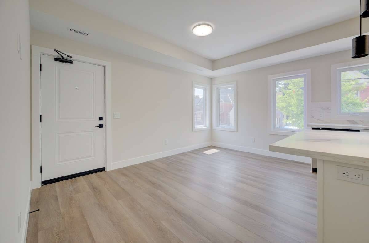 Kitchener, ON N2G 3J5,17 Peter ST #4