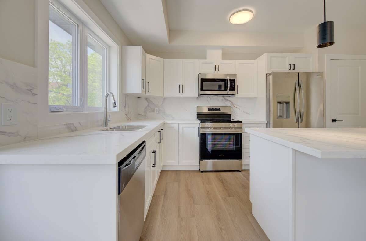 Kitchener, ON N2G 3J5,17 Peter ST #4
