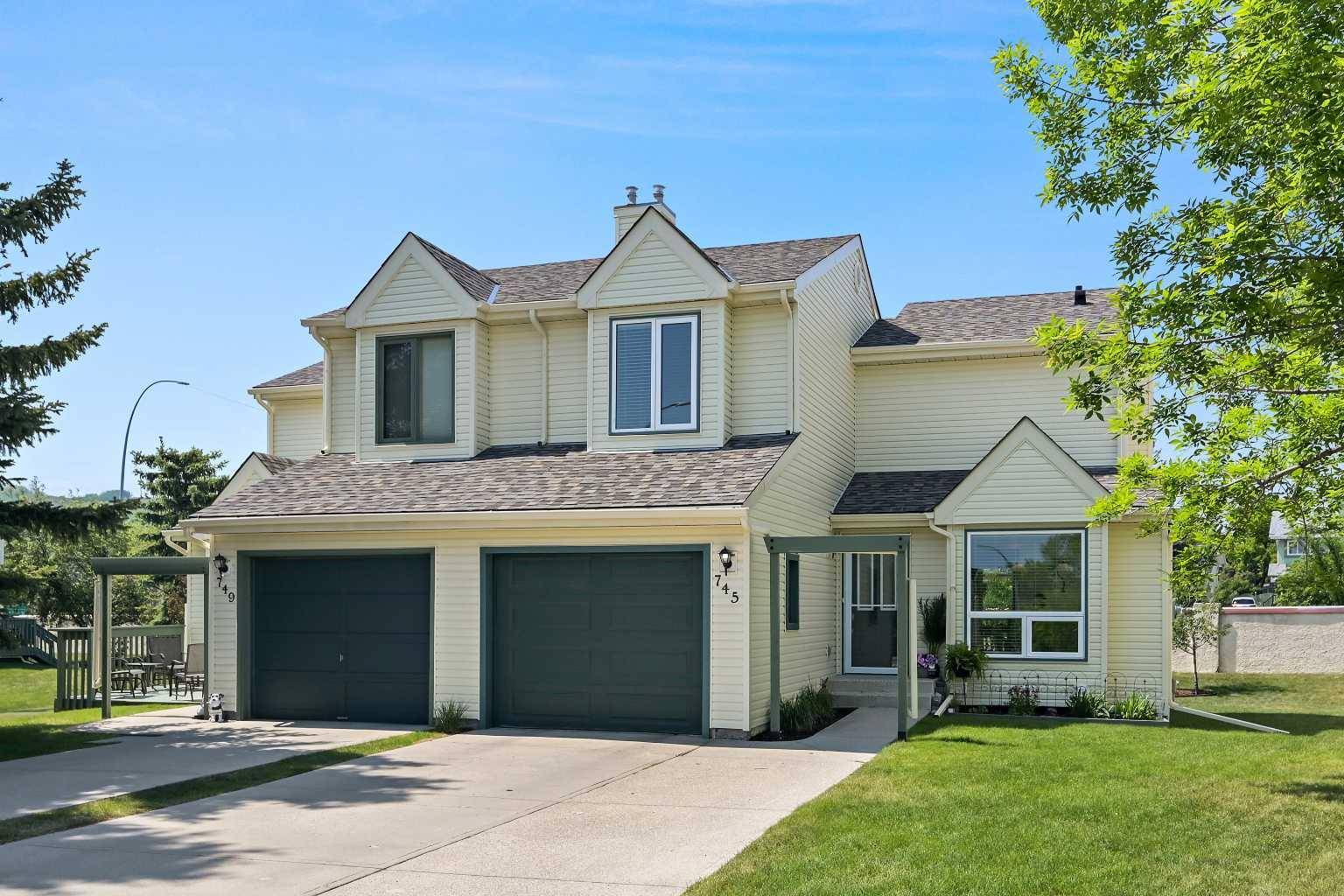 745 Sandringham PL Northwest, Calgary, AB T3K 3Z1