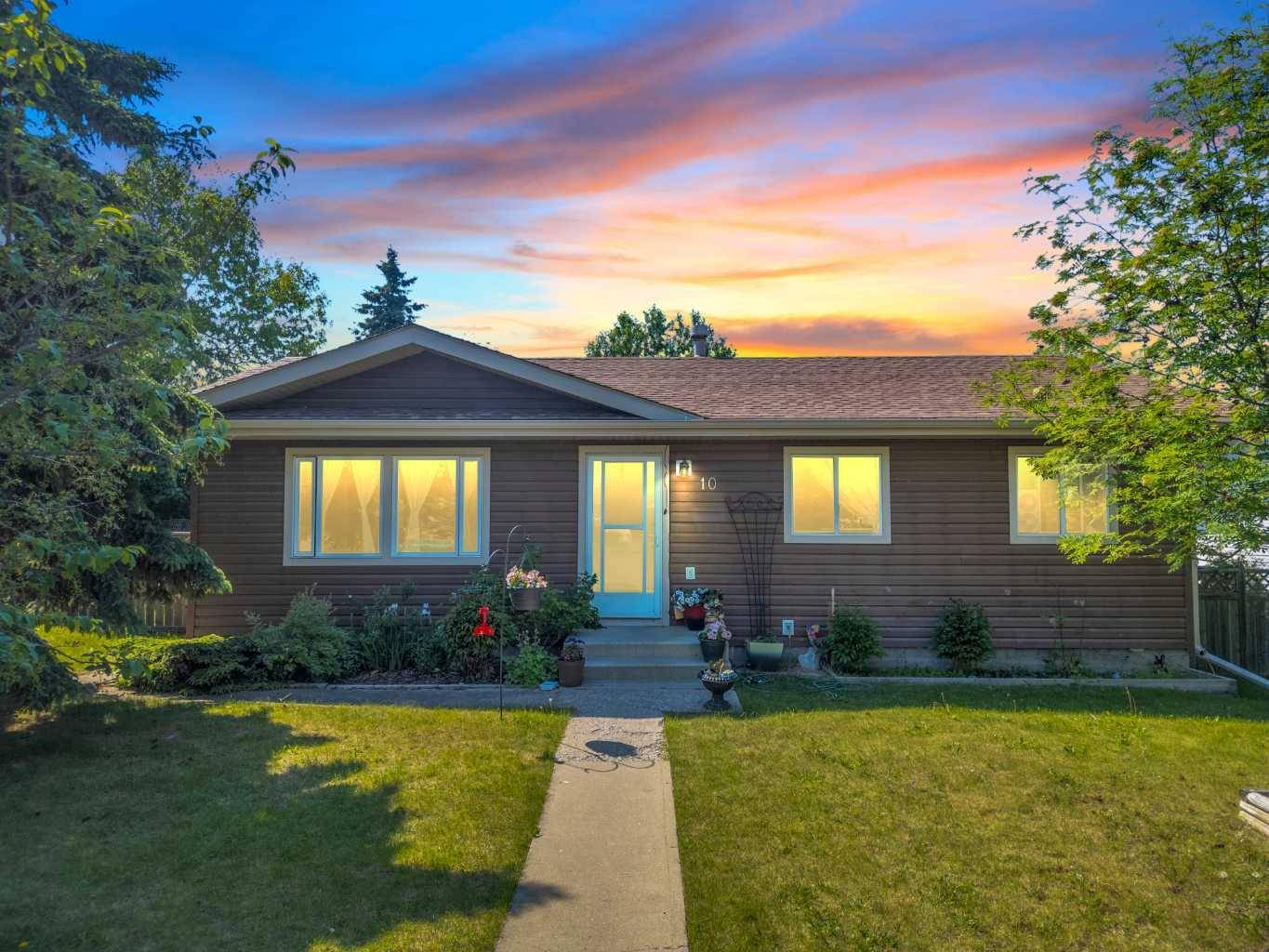 10 45 Street Crescent, Sylvan Lake, AB T4S1W9