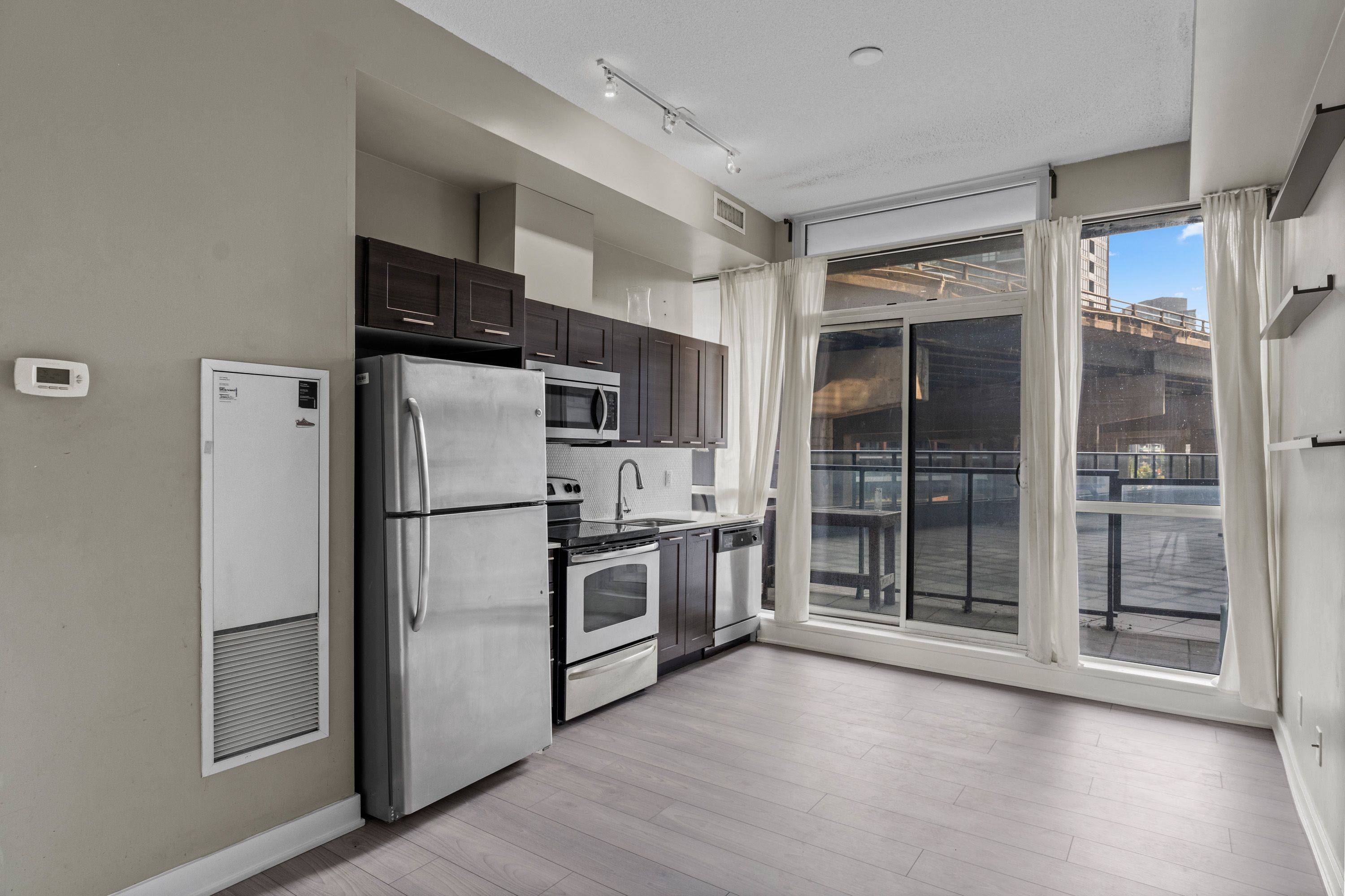 Toronto C01, ON M5V 0C8,169 Fort York BLVD #211