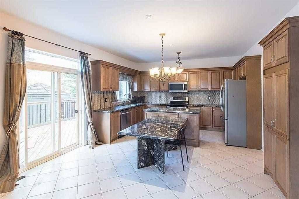 Aurora, ON L4G 7T6,221 Tonner CRES #Upper