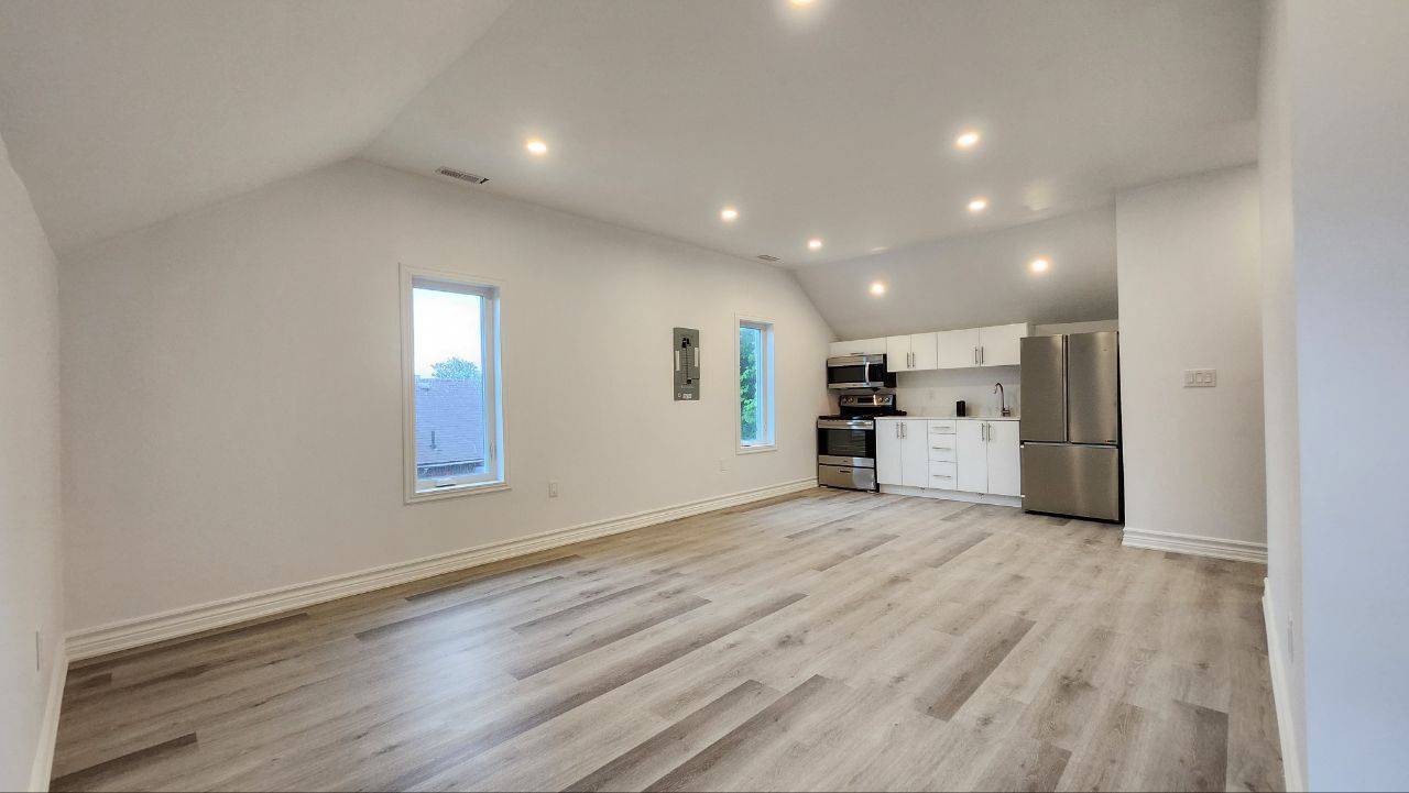 Oshawa, ON L1H 4H9,325 Simcoe ST S #1