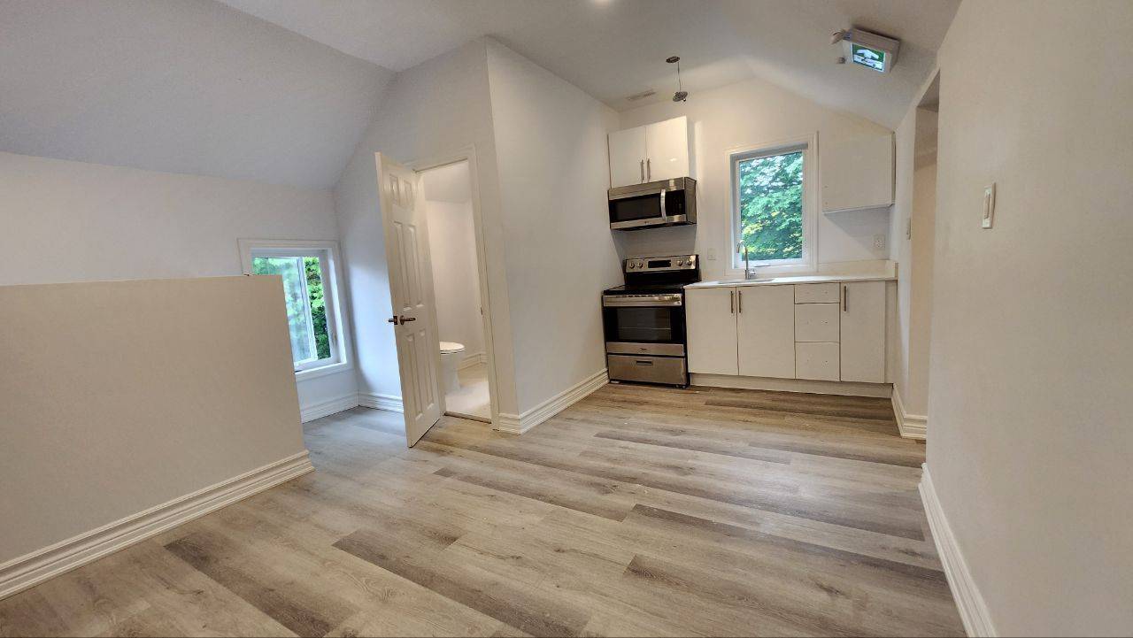 Oshawa, ON L1H 4H9,325 Simcoe ST S #2