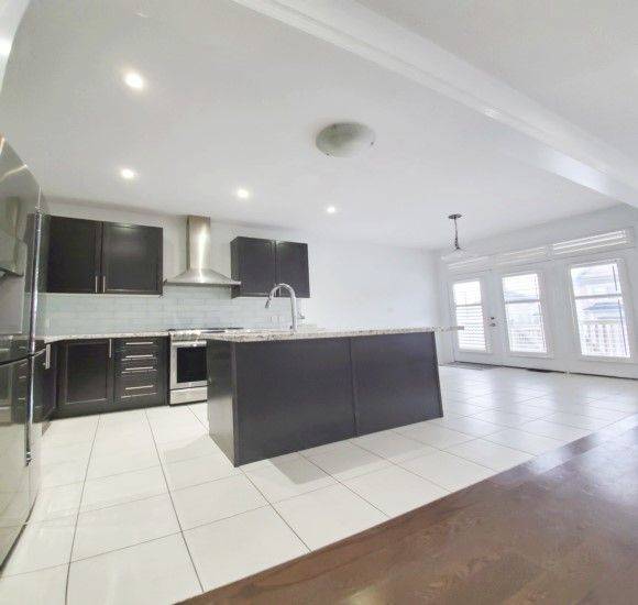 Aurora, ON L4G 0W9,6 Cobb ST #Upper Floors