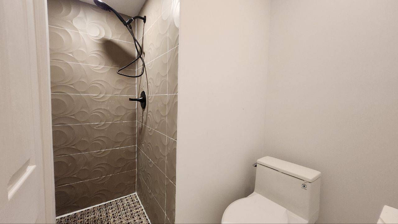 Oshawa, ON L1H 4H9,325 Simcoe ST S #4
