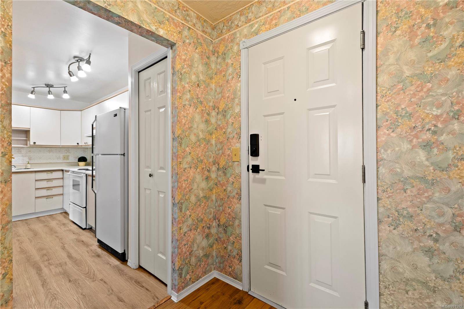 Saanich, BC V8P 4H8,3900 Shelbourne St #208