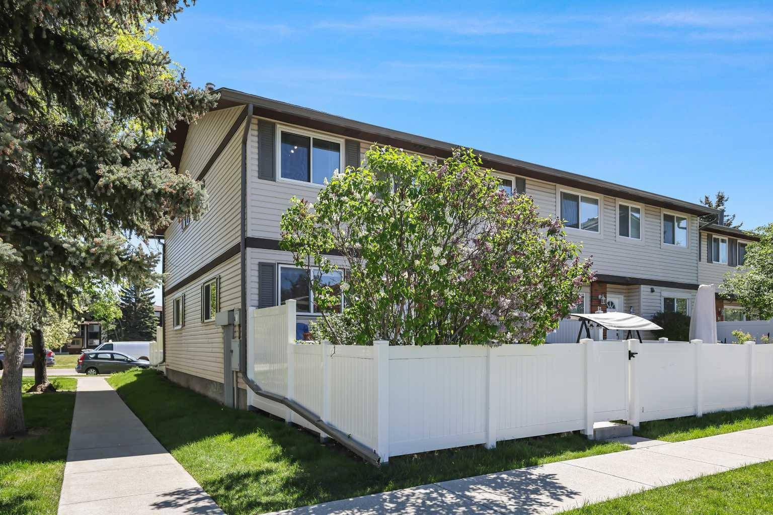 Calgary, AB T2V 2Z9,740 Bracewood DR SW #95