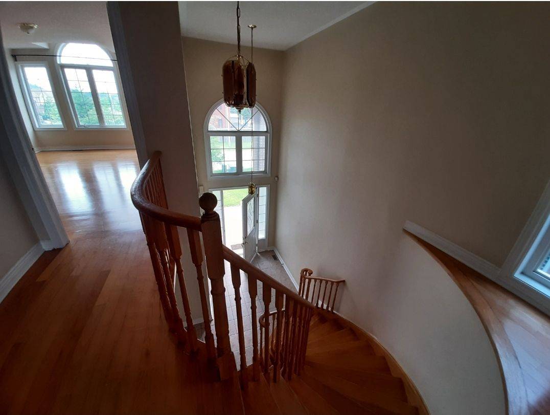 Whitby, ON L1R 3R3,29 Tracey CT
