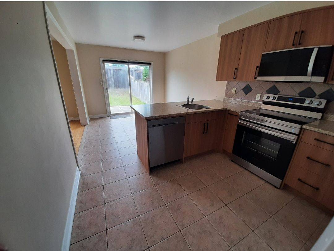 Whitby, ON L1R 3R3,29 Tracey CT