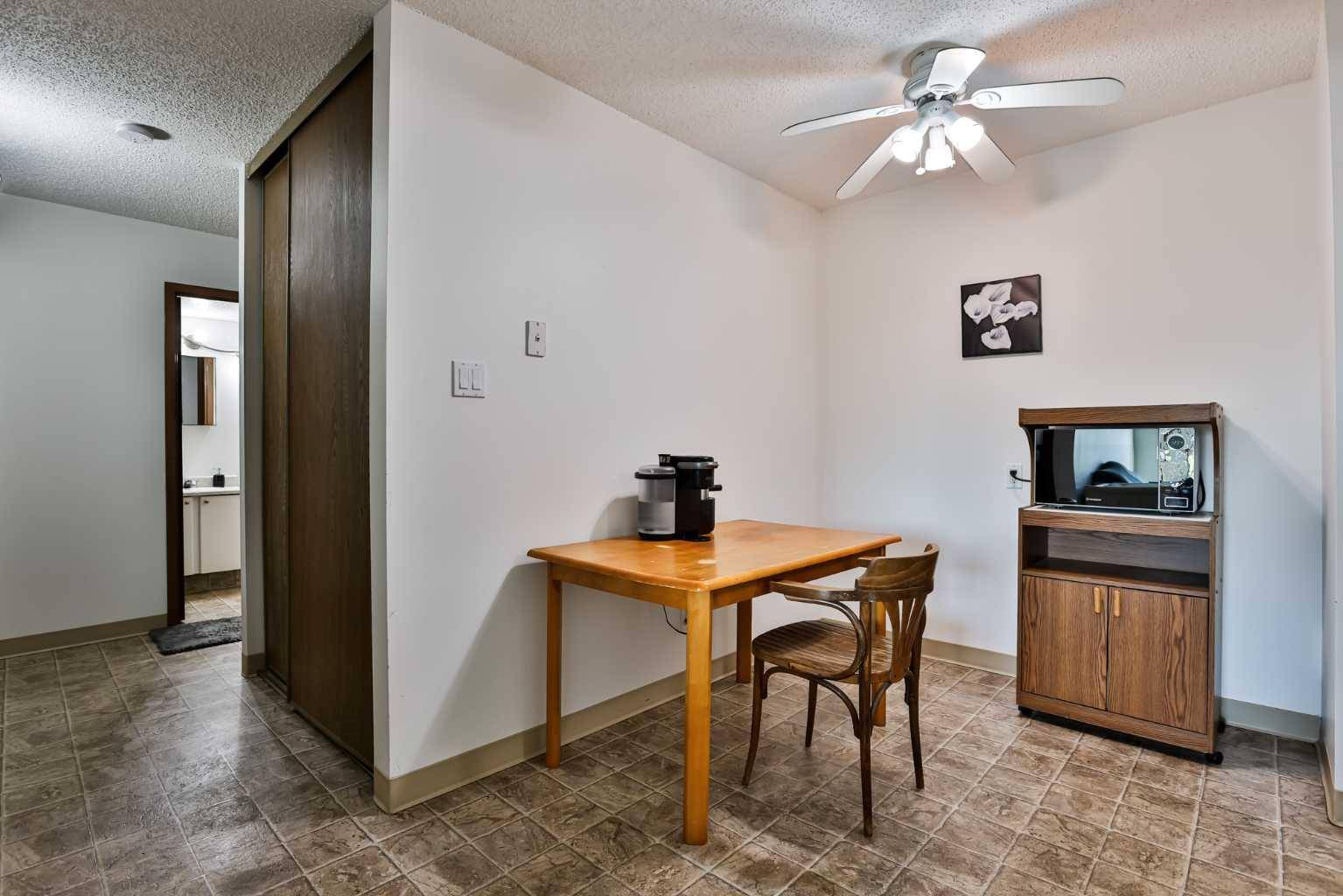 Lethbridge, AB T1K 5N1,21 Berkeley Place West #429