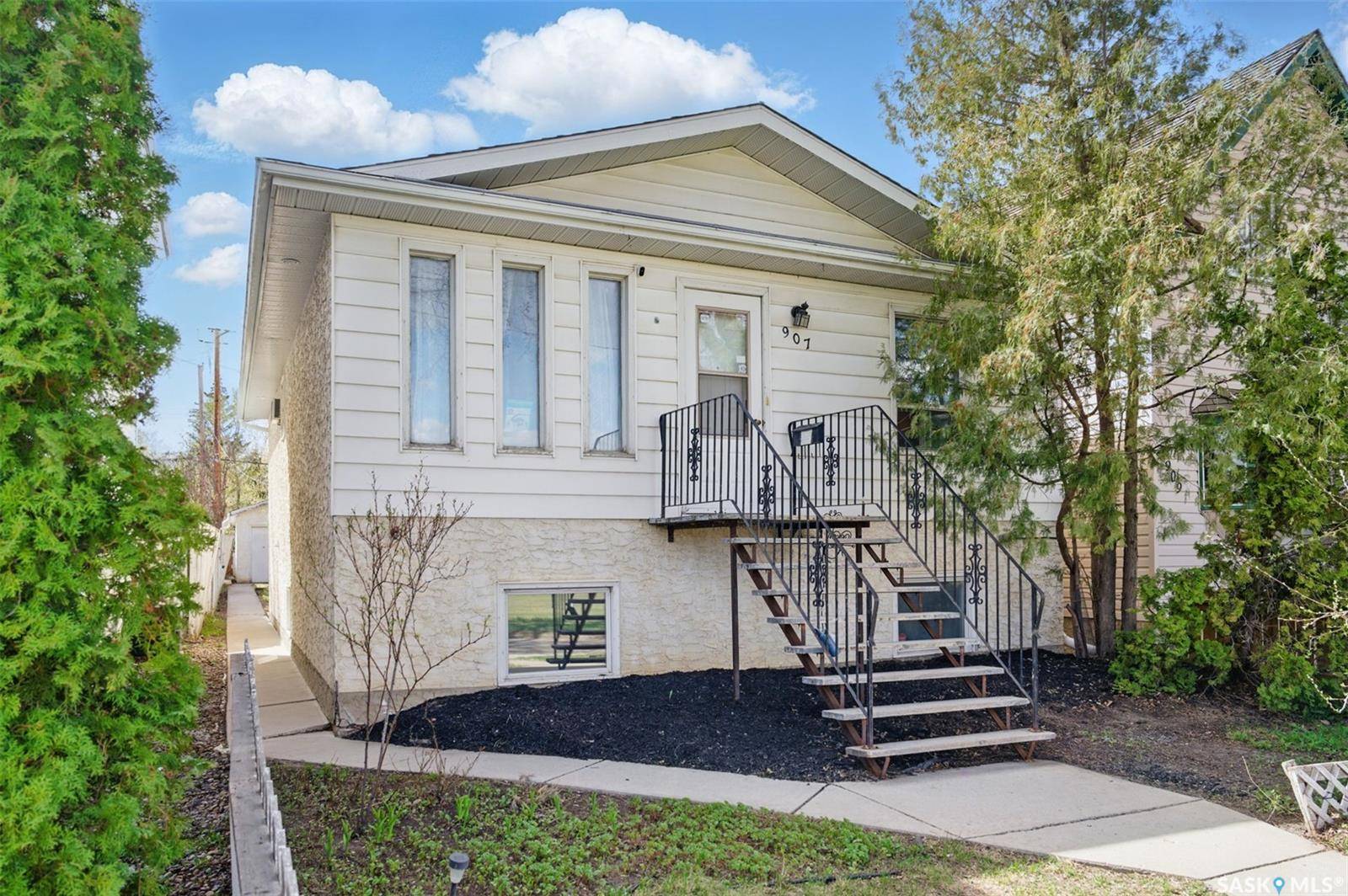 907 C AVENUE N, Saskatoon, SK S7L 1J9