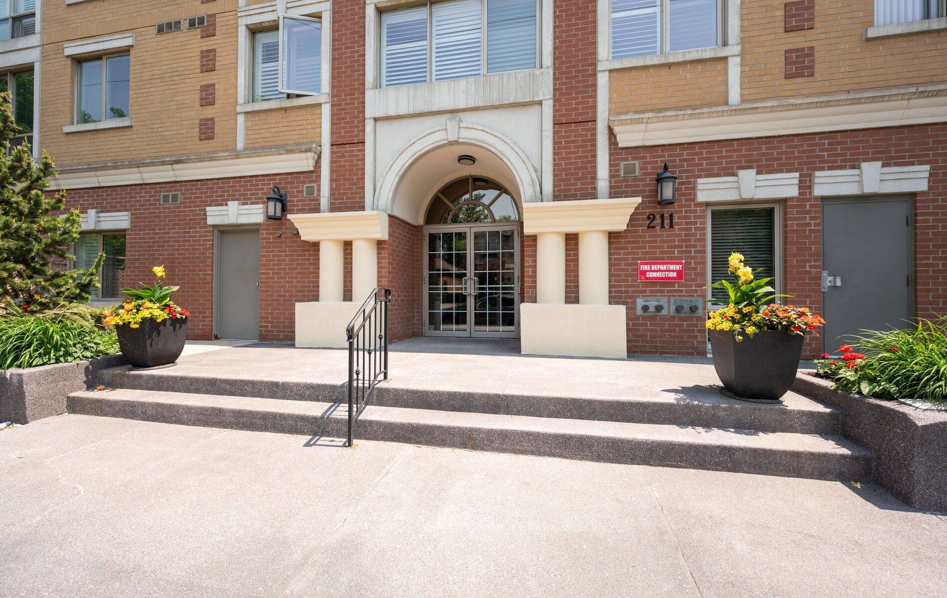 211 Randolph RD N #212, Toronto C11, ON M4G 4H1