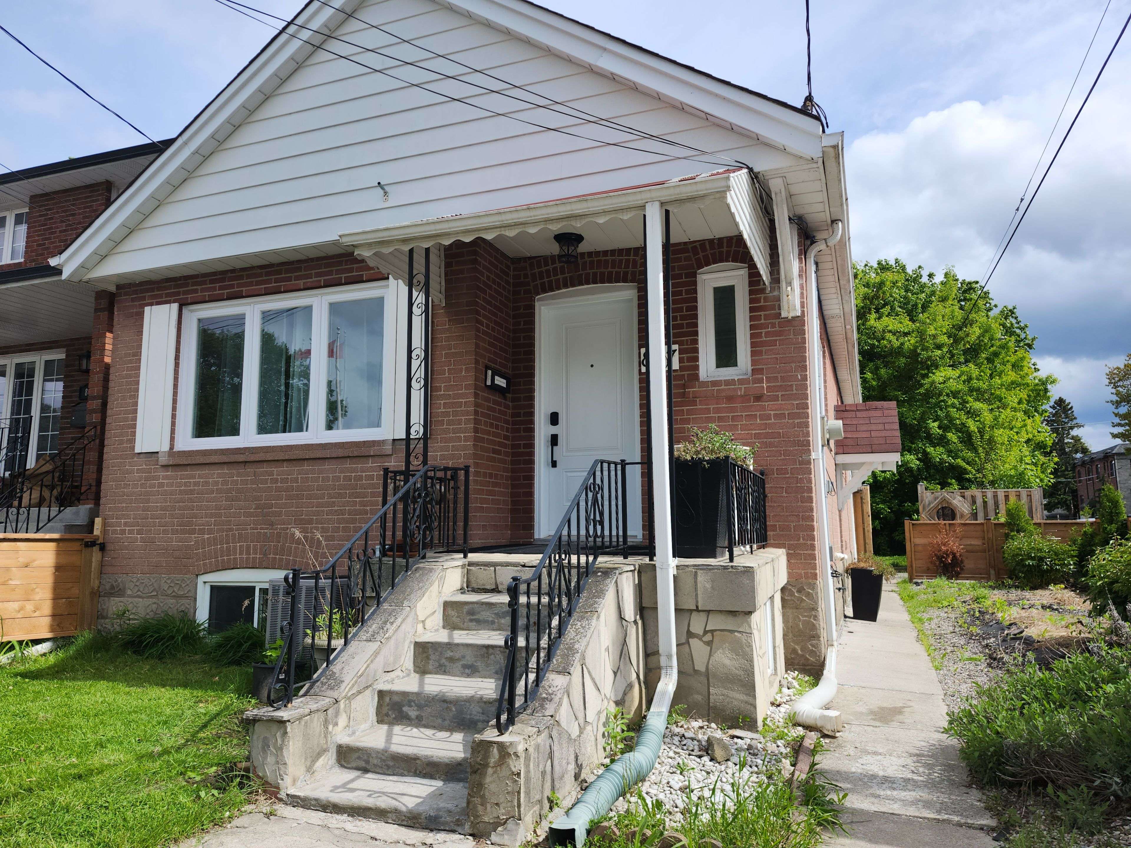 887 Cosburn AVE, Toronto E03, ON M4C 2W5