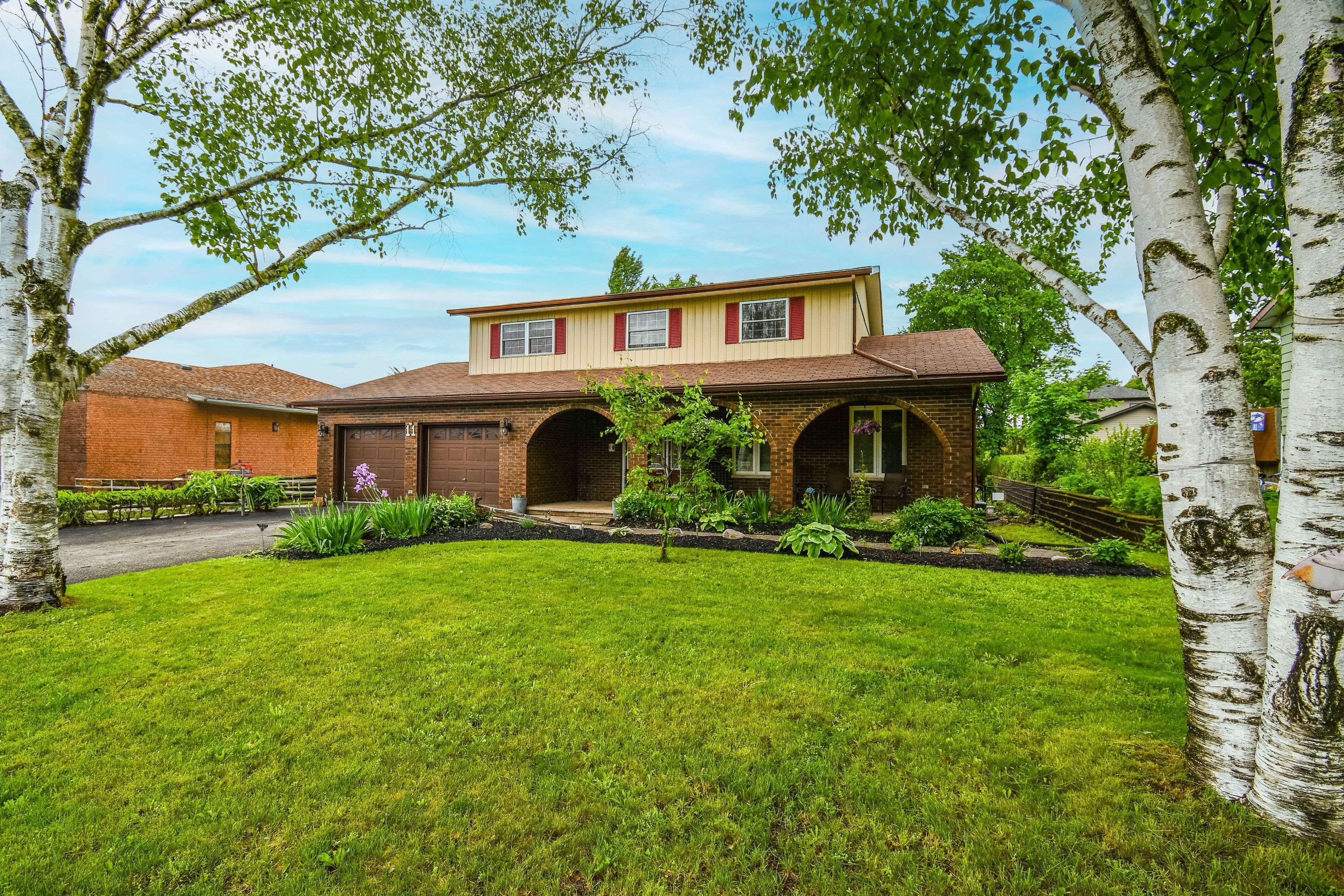 11 Hill Top DR, Penetanguishene, ON L9M 1H7