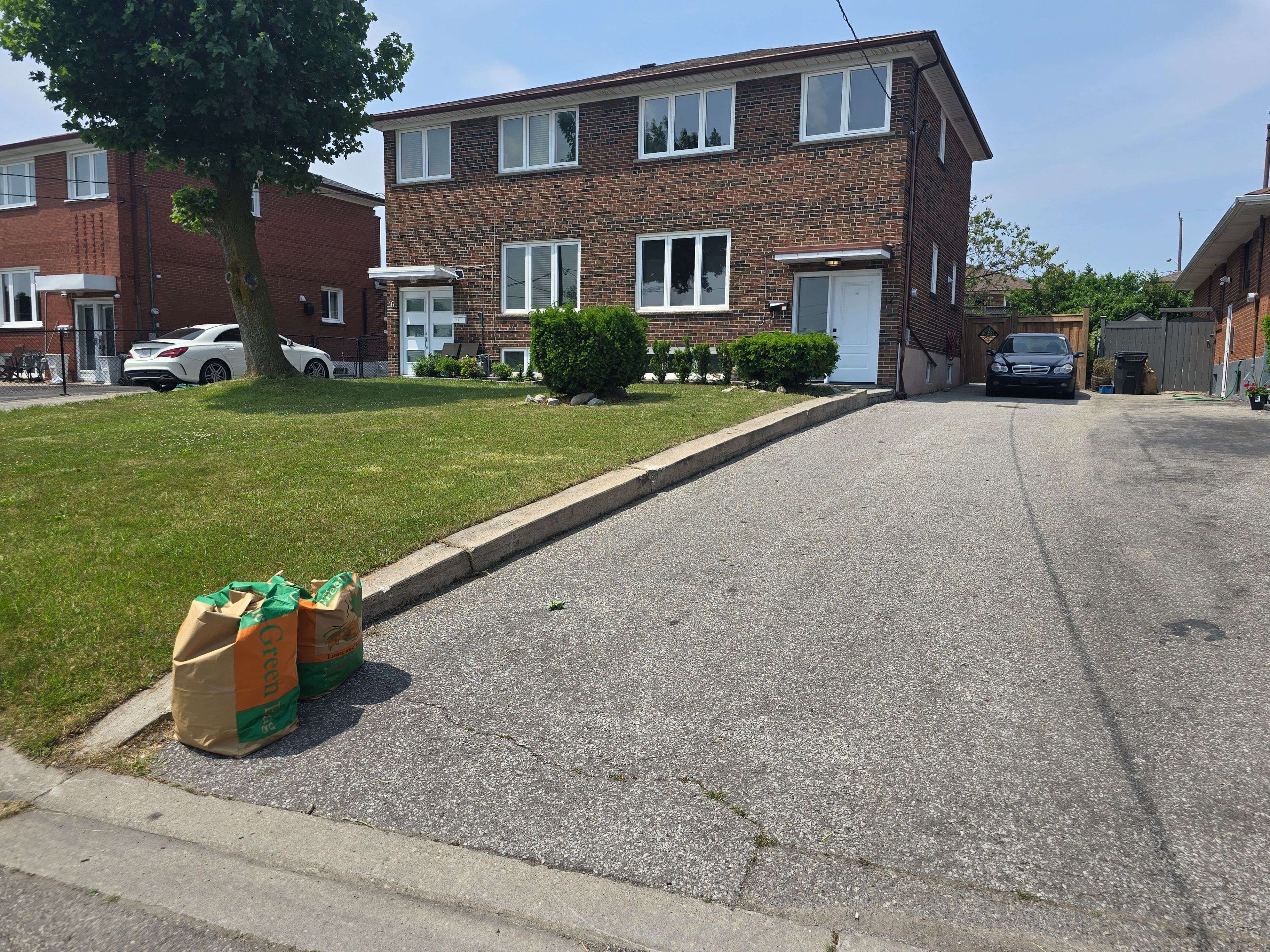14 Snowood CT, Toronto W05, ON M3N 1E8