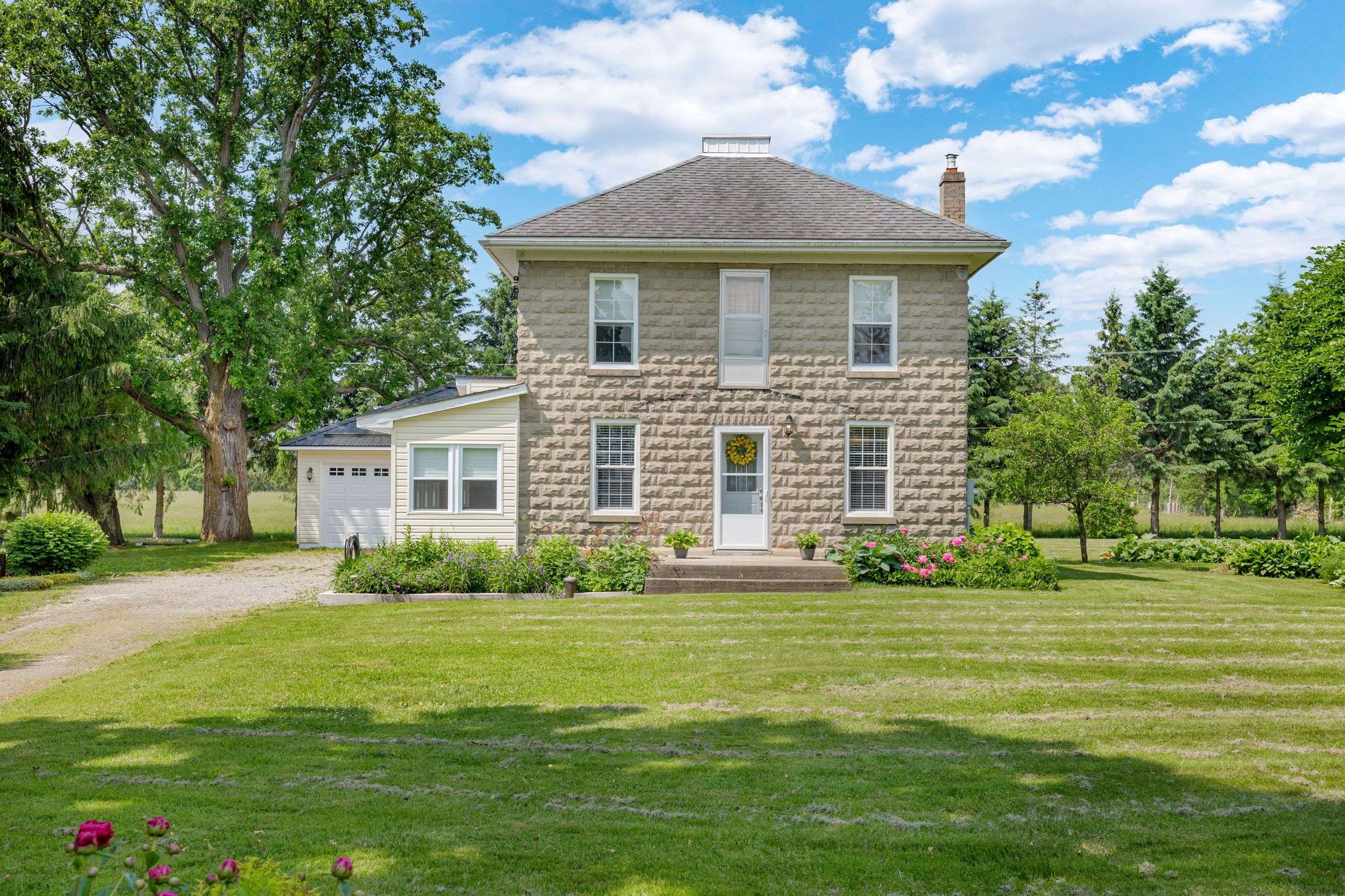 Elizabethtown-kitley, ON K0E 1R0,205 Lake ST