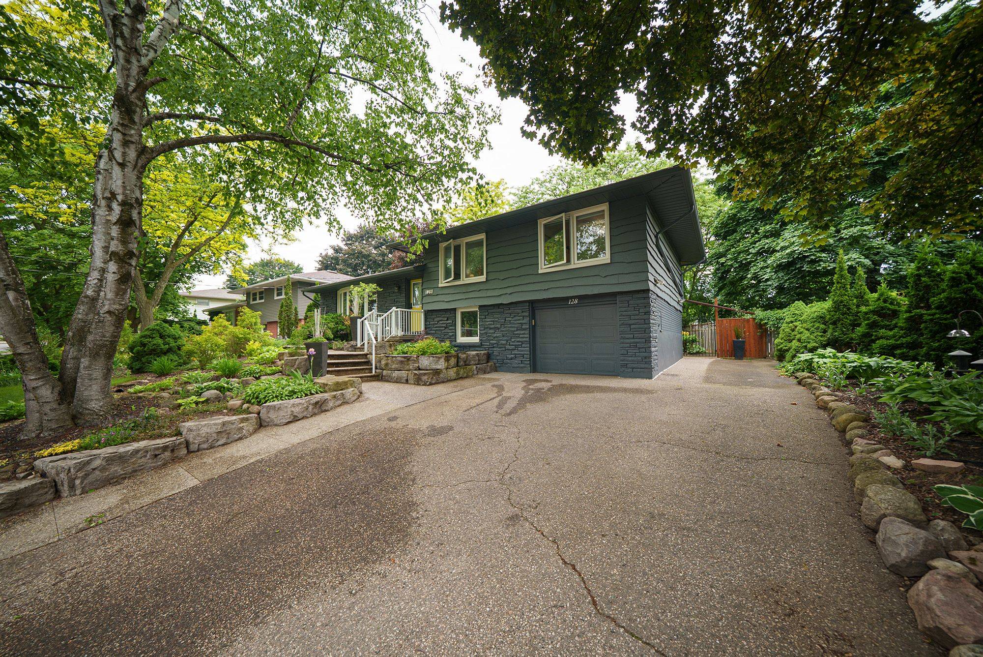 Kitchener, ON N2M 4E1,128 Blueridge AVE