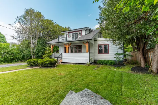 Lake Of Bays, ON P0B 1A0,8 North RD
