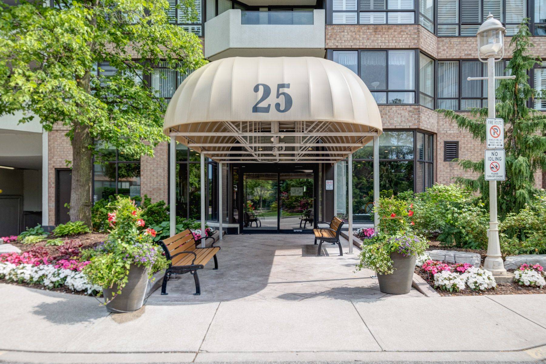 Markham, ON L3R 8H4,25 Austin DR #818