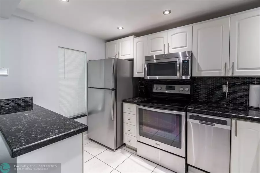 470 Paradise Isle Blvd #105, Hallandale Beach, FL 33009
