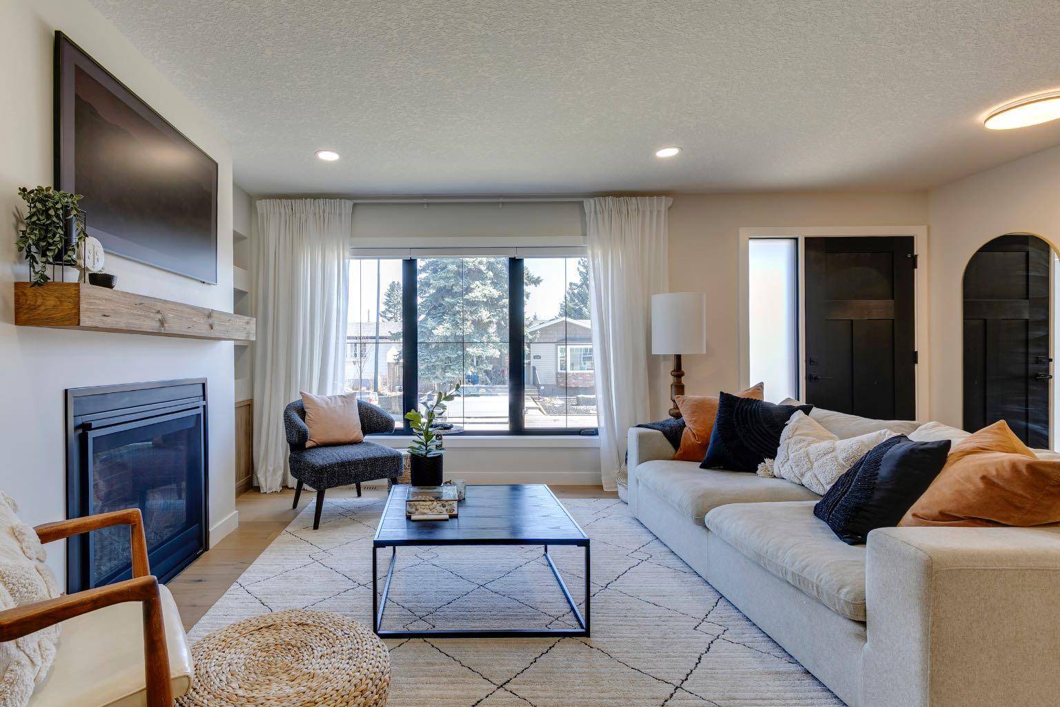 Calgary, AB T3E5Z5,3740 Logan CRES SW