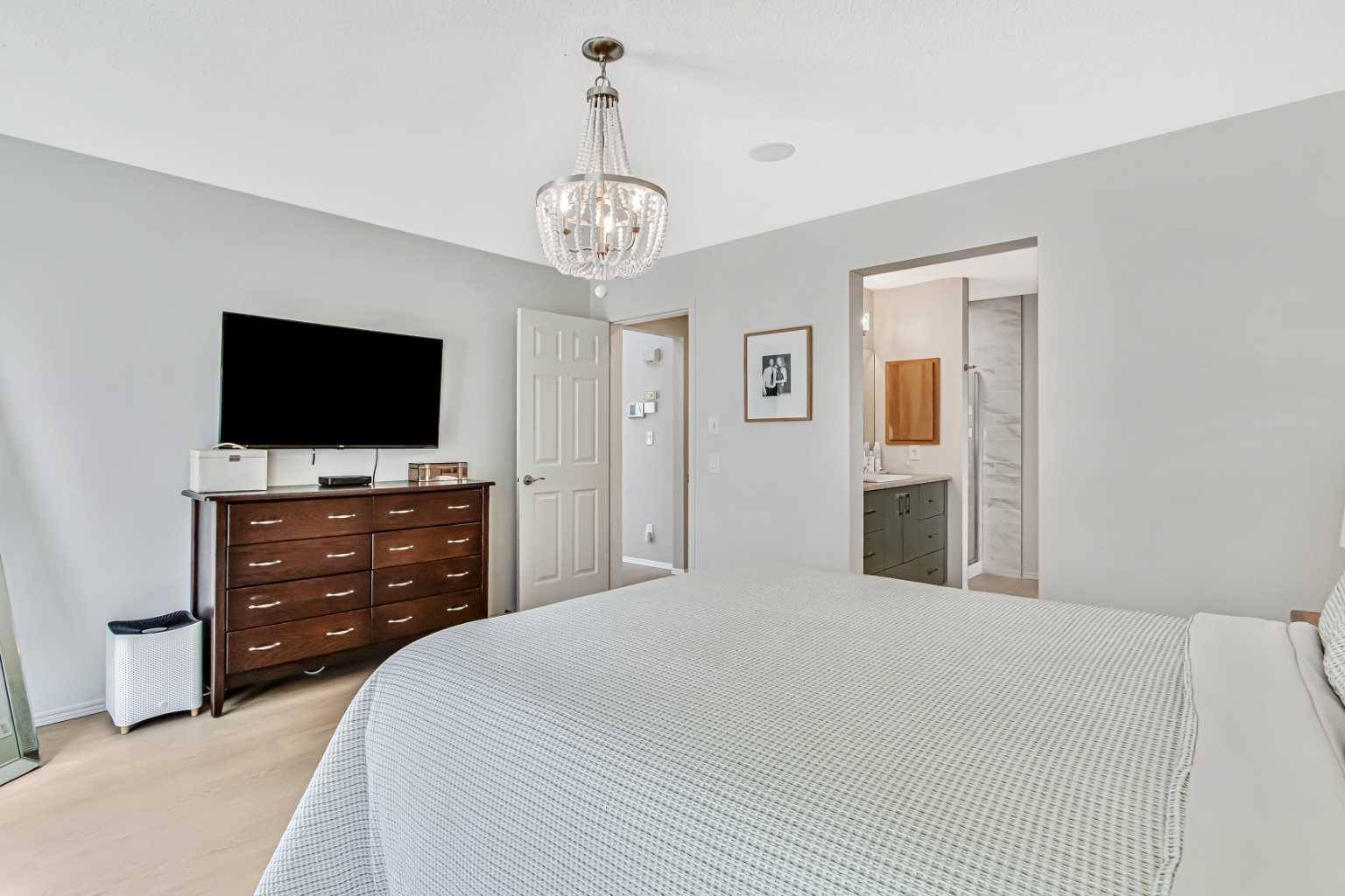 Calgary, AB T2Z 4E3,959 Prestwick CIR Southeast