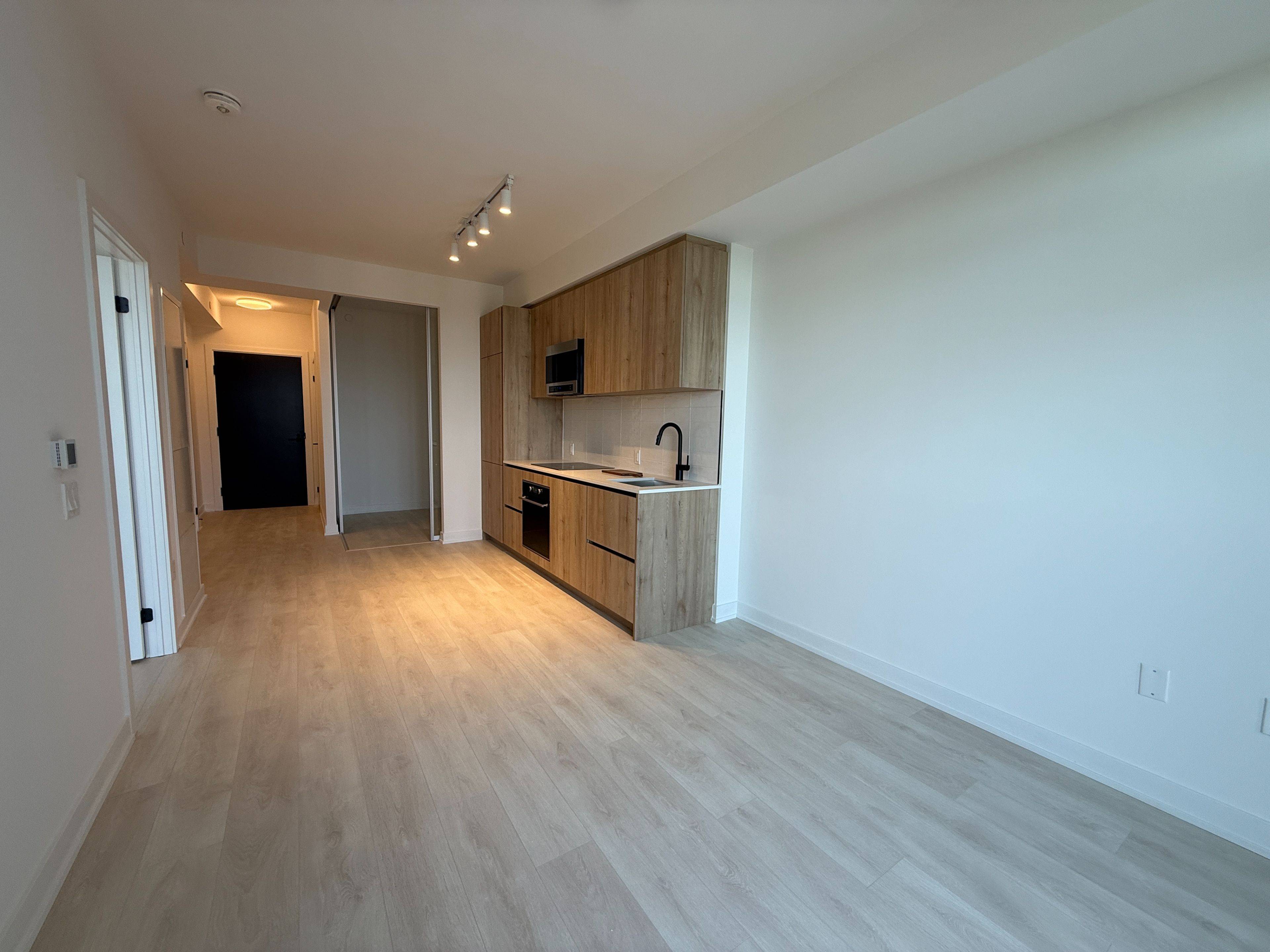 Toronto C10, ON M4P 1V3,117 Broadway AVE #2808
