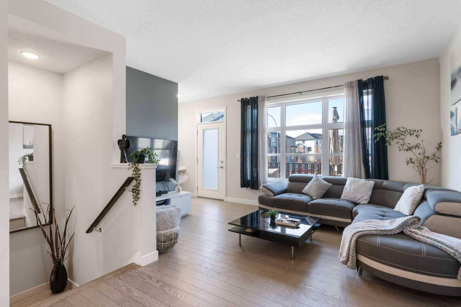 Calgary, AB T2X 4C4,960 Walden DR Southeast