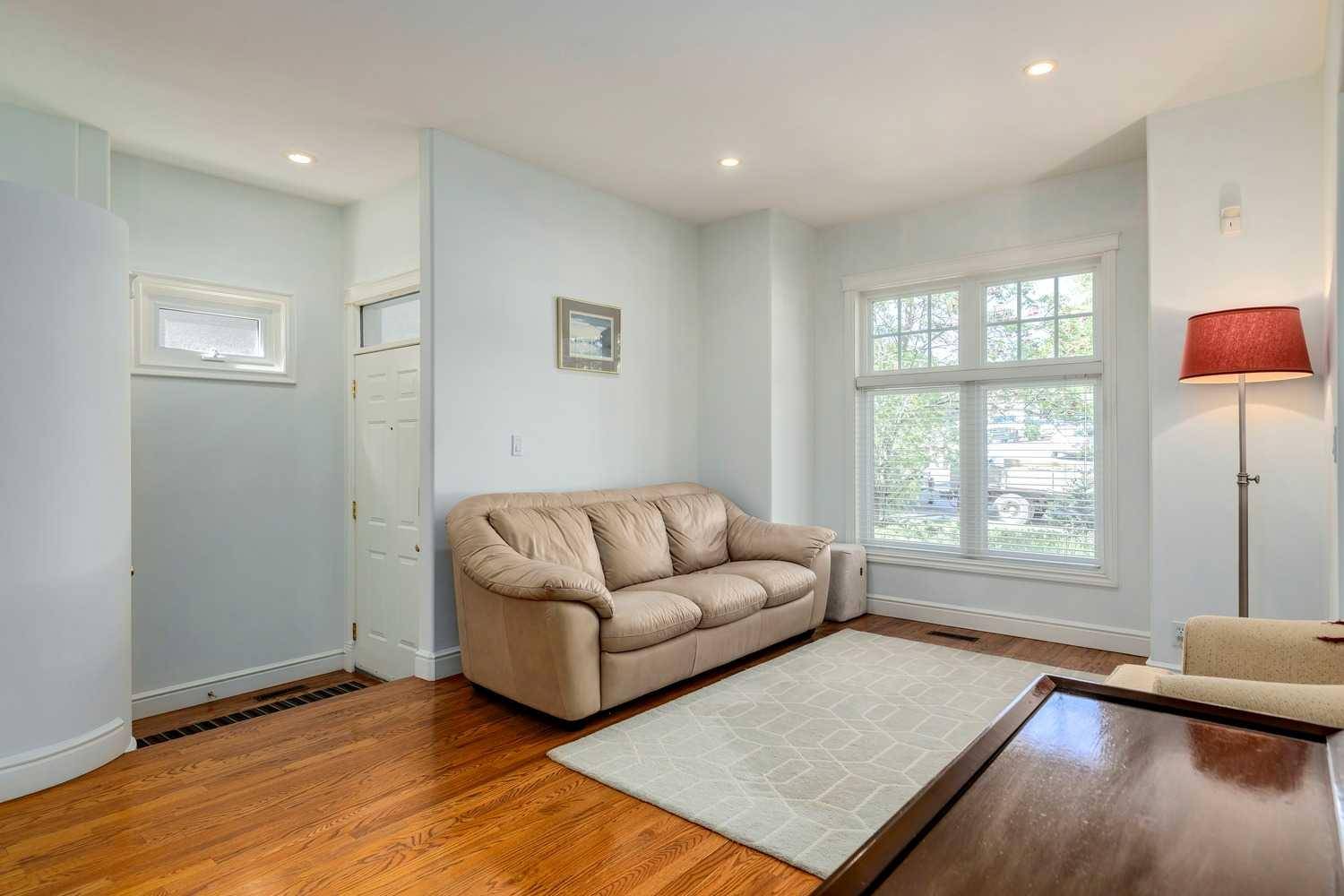 Calgary, AB T2T 4X7,3812 19 ST SW