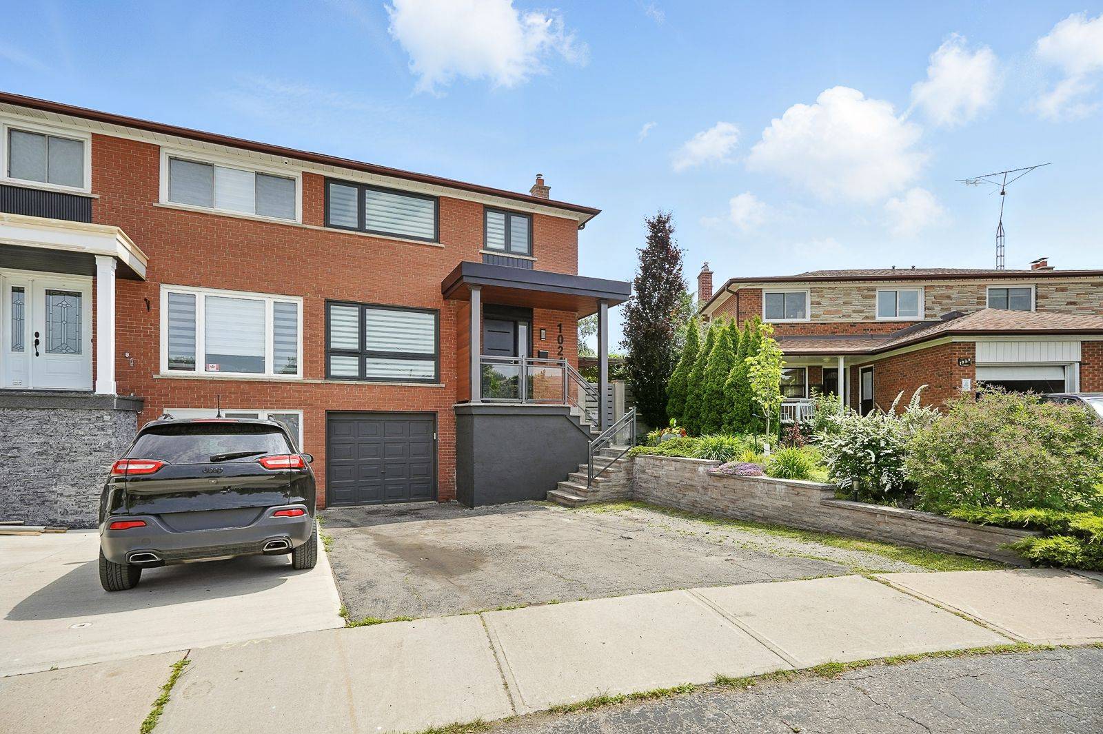 Mississauga, ON L4Y 2W1,1024 Syeston CT