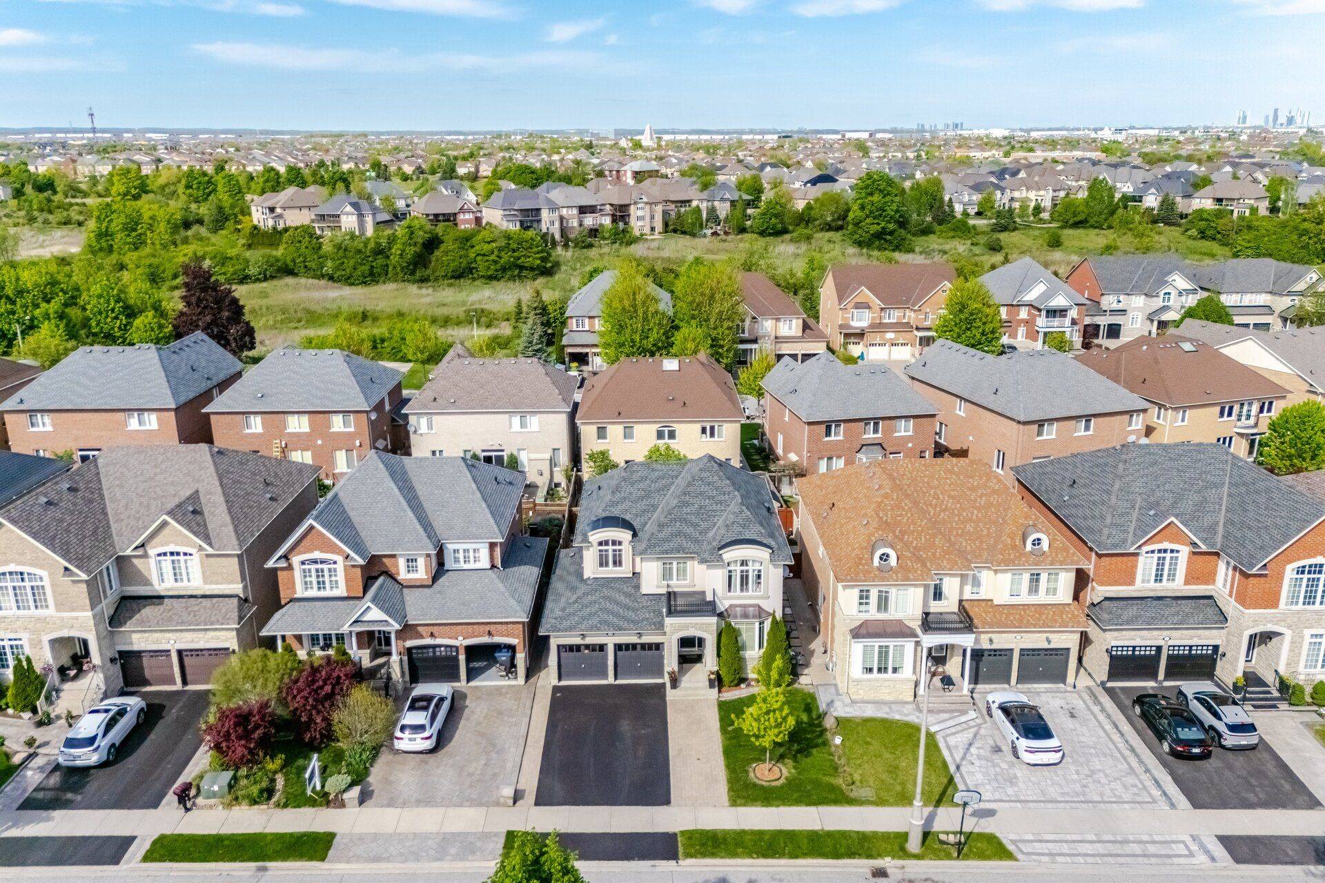 Brampton, ON L6P 2T5,19 Hawkridge TRL