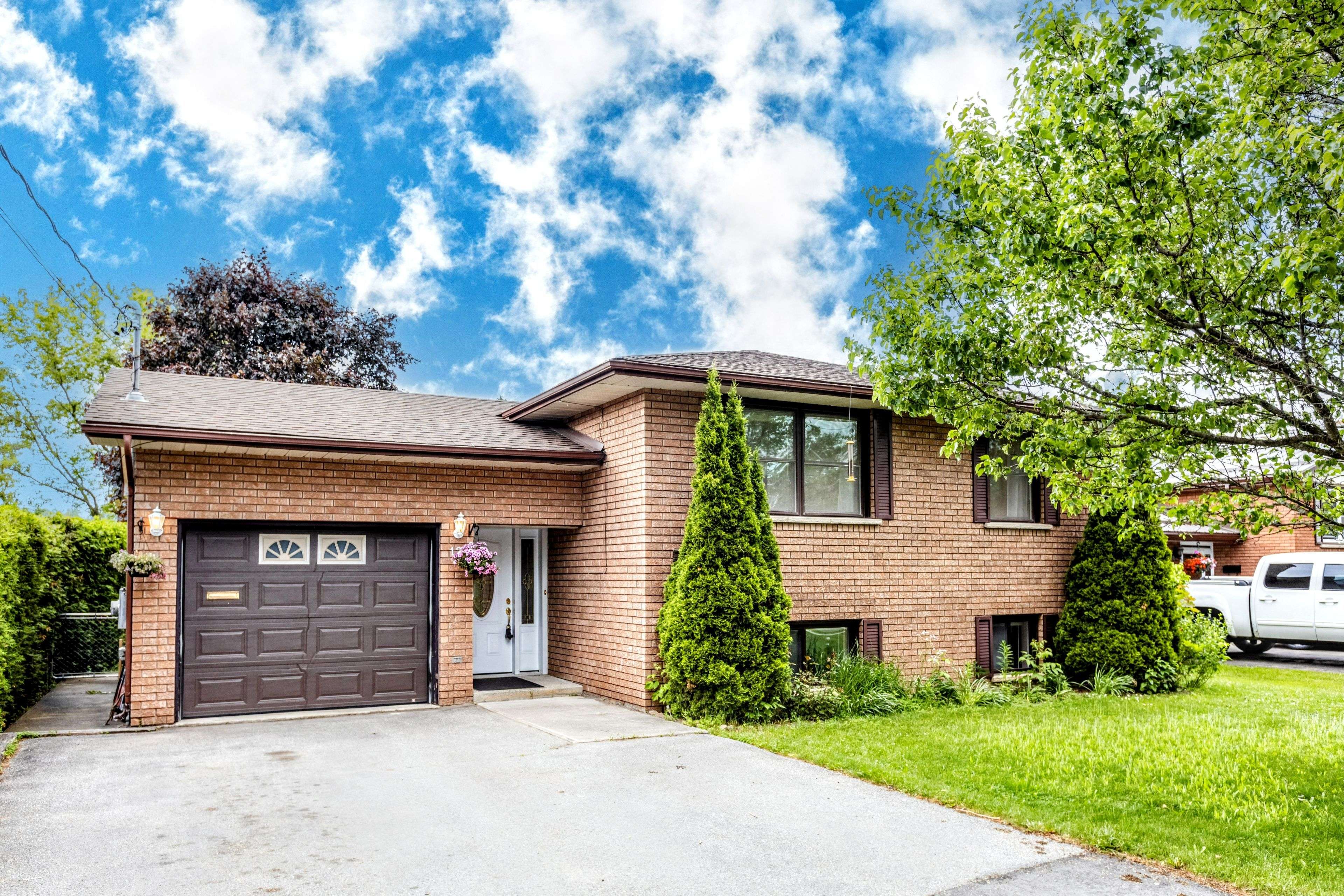 12 Hillside DR, Kawartha Lakes, ON K9V 1A4