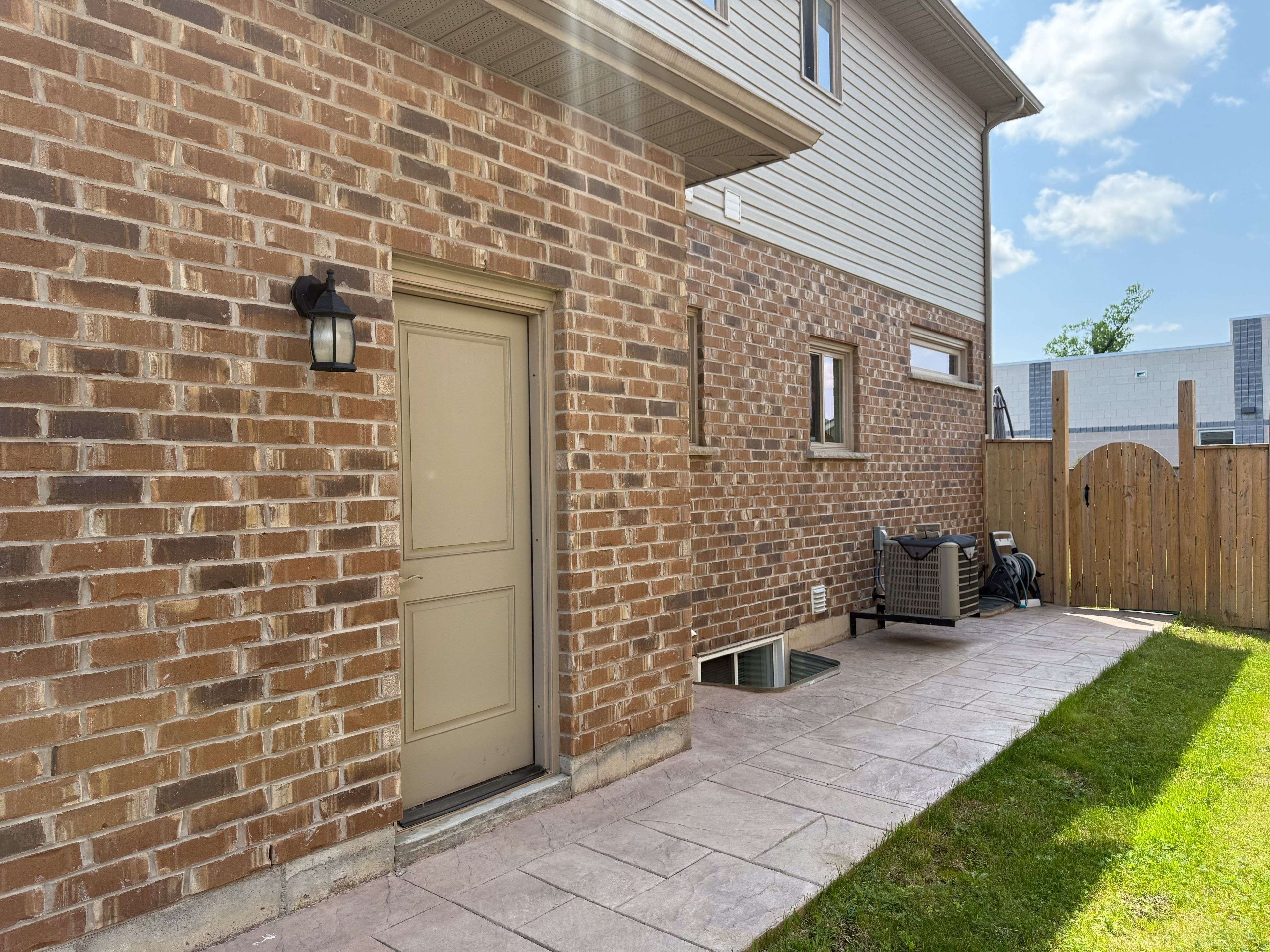 Niagara Falls, ON L2E 7H9,7068 Optimist LN