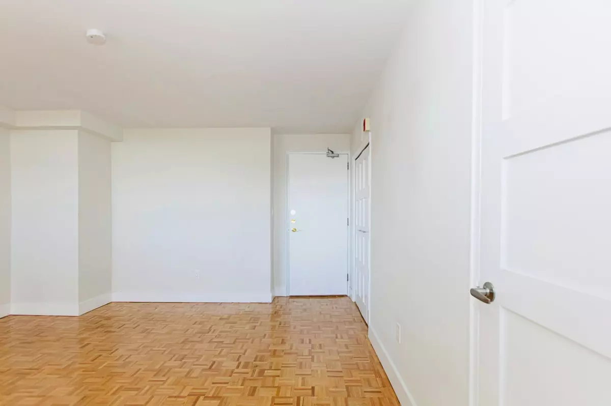Toronto C10, ON M4P 1M4,490 Eglinton ST E #804