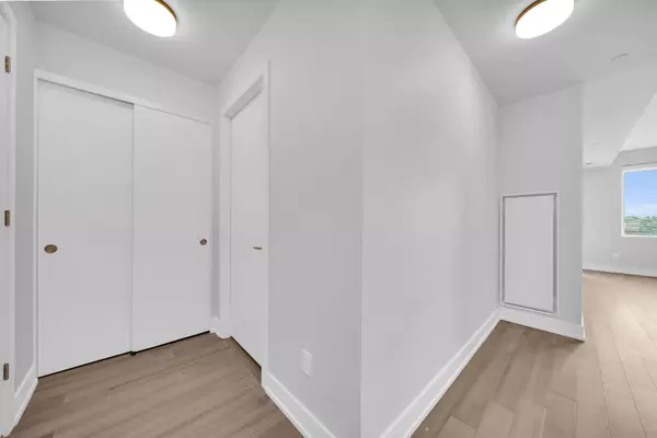 Toronto C01, ON M5S 2H7,664 Spadina AVE #214