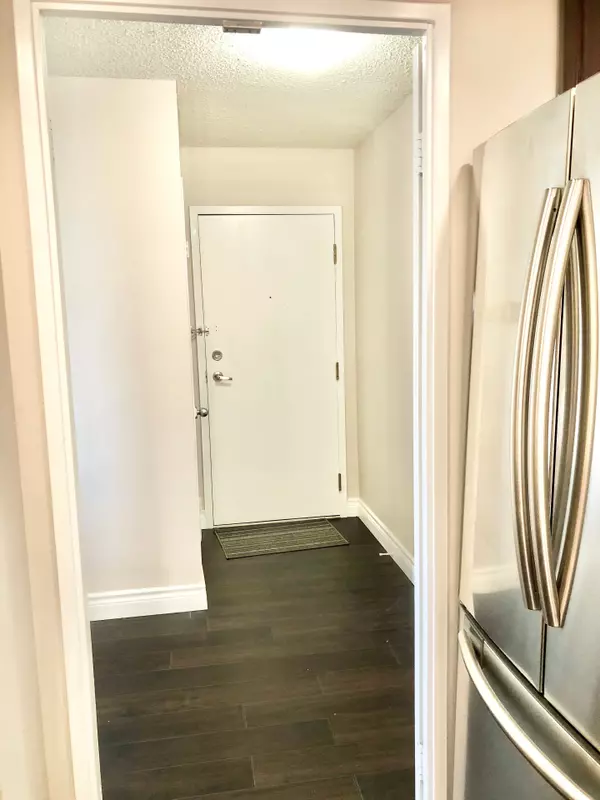 Mississauga, ON L5A 4G5,75 King ST E #1412