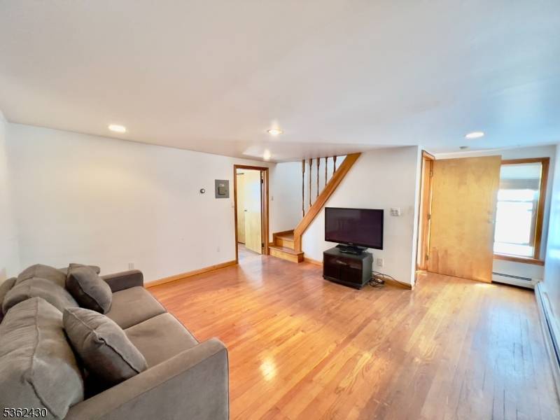 62 Nichols St, Newark City, NJ 07105