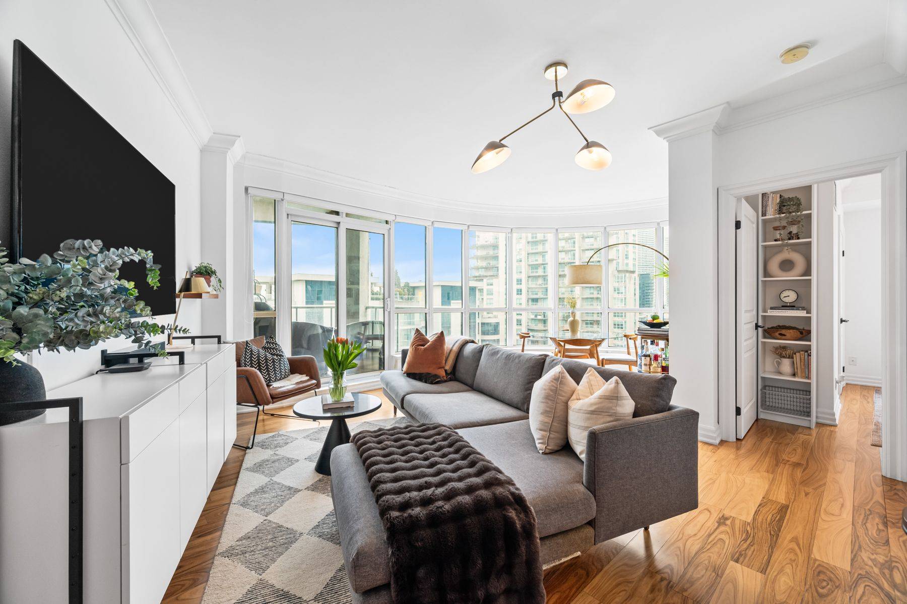 Toronto W06, ON M8V 4G2,2083 LakeShore BLVD W #1112