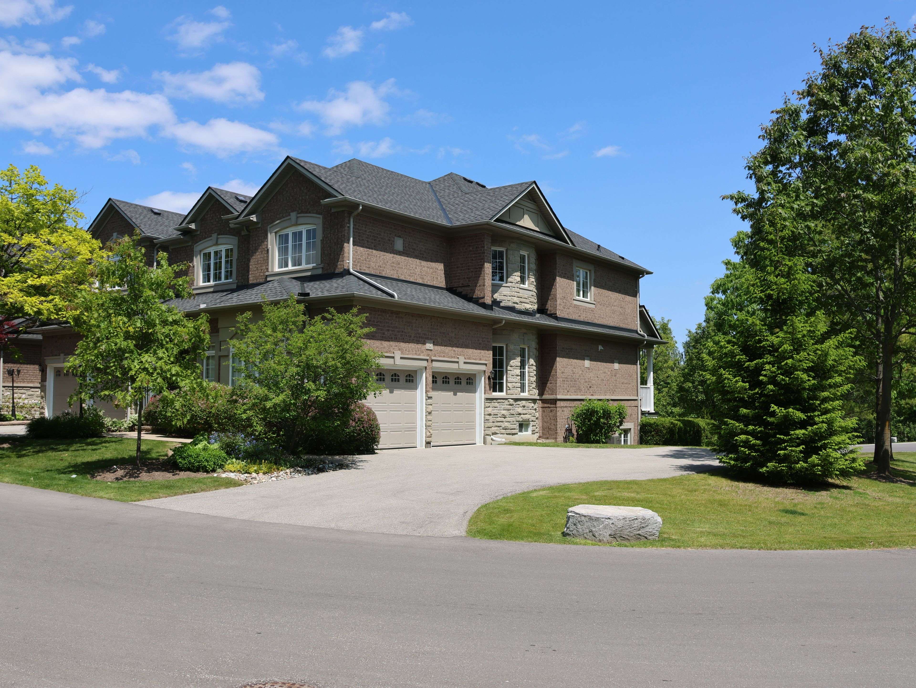 2 Stonecliffe CRES, Aurora, ON L4G 7Z7