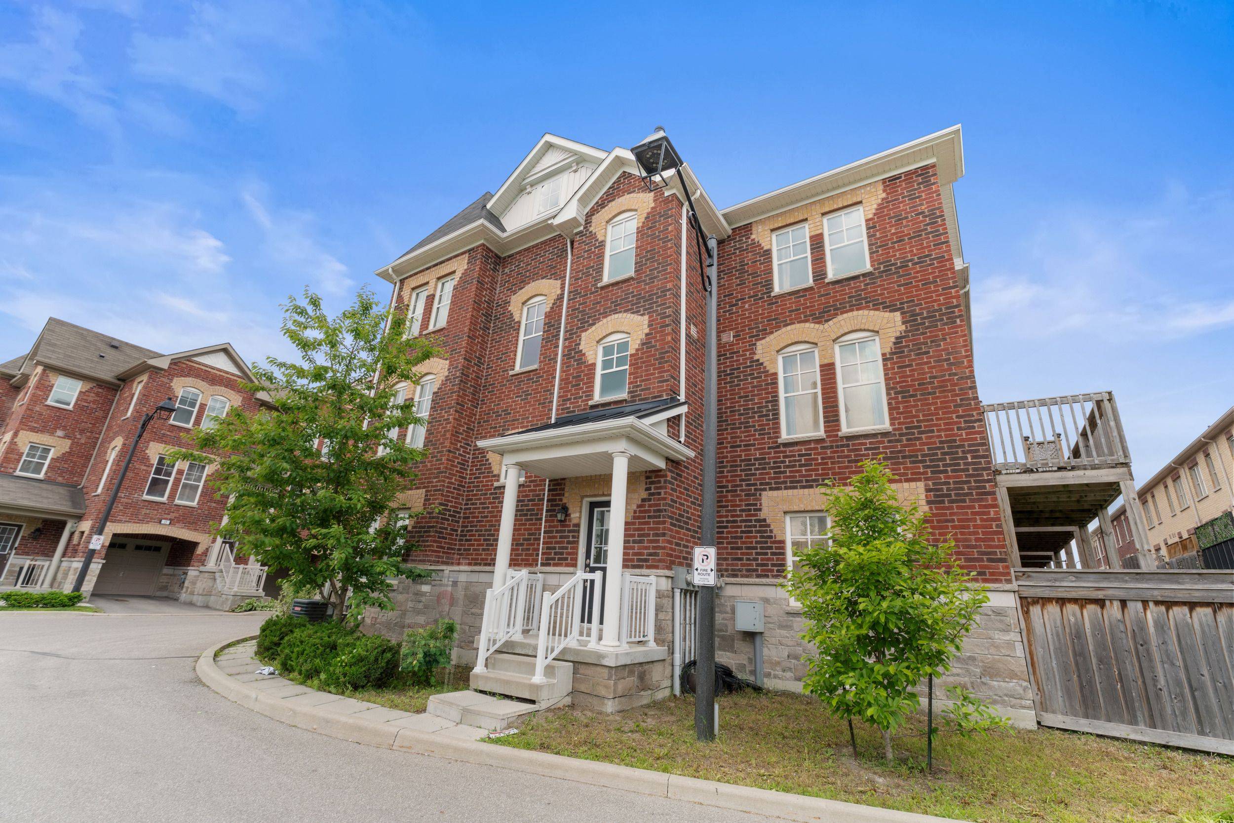 Vaughan, ON L4L 0H1,10 Porter AVE W #25
