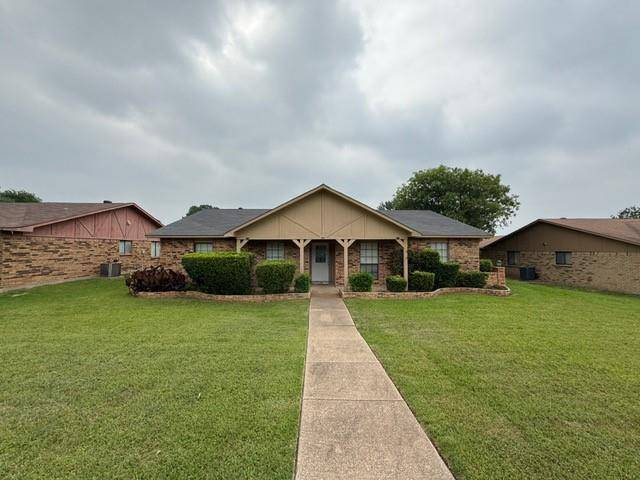 828 Wood Glen, Desoto, TX 75115