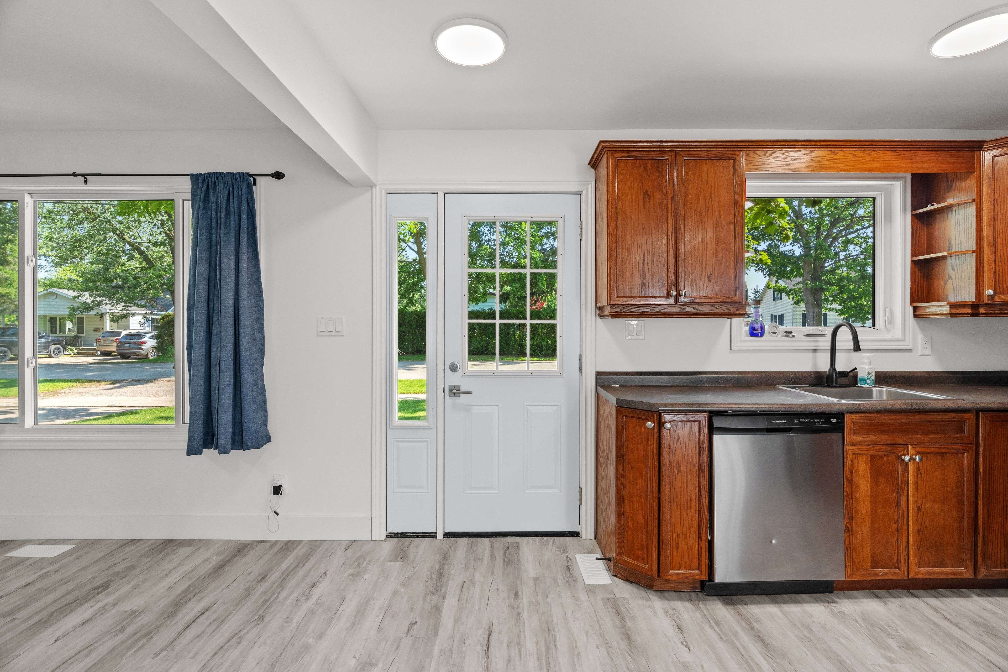 North Middlesex, ON N0M 2K0,250 William E ST
