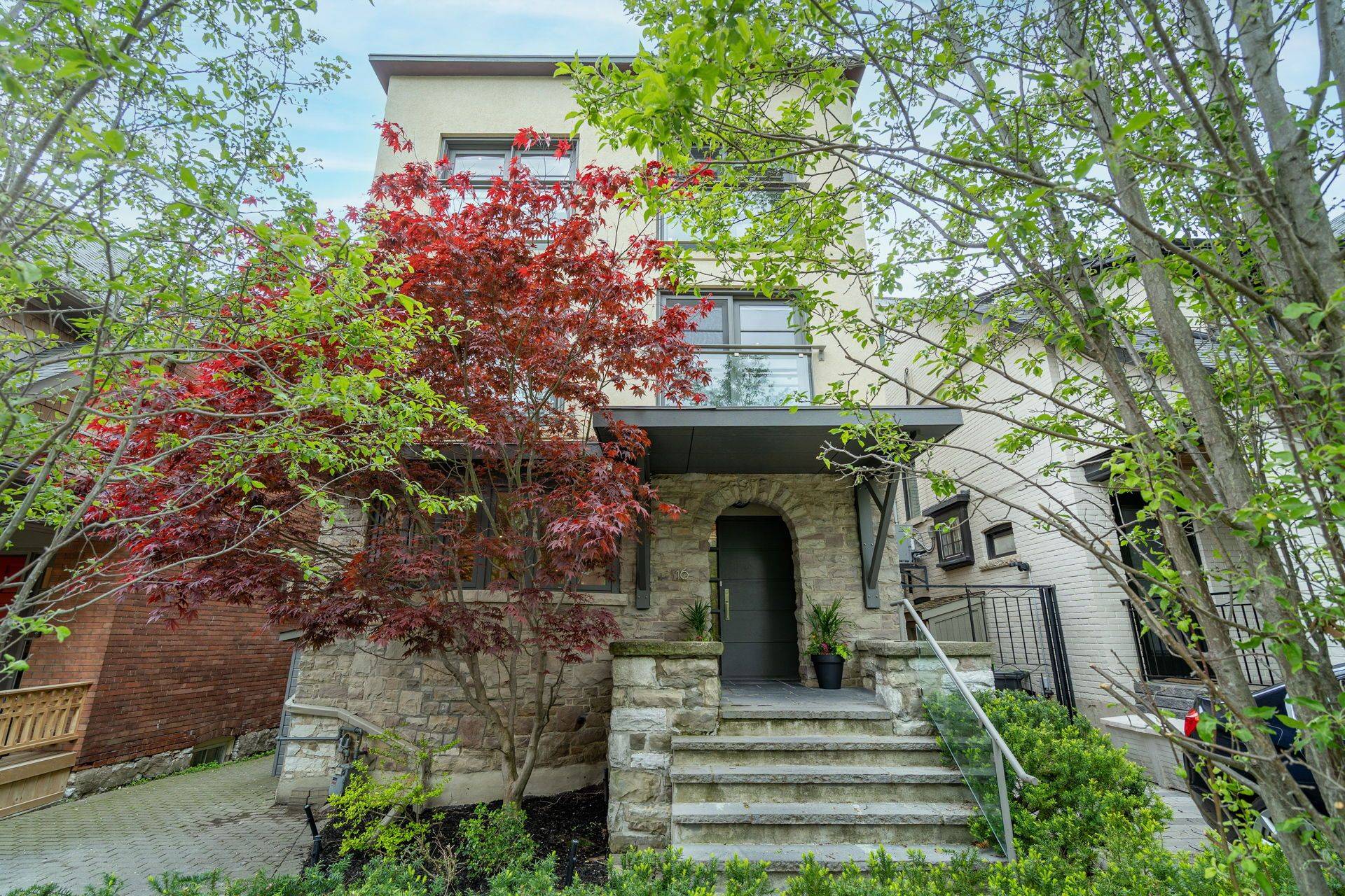 16 Inglewood DR, Toronto C09, ON M4T 1G8