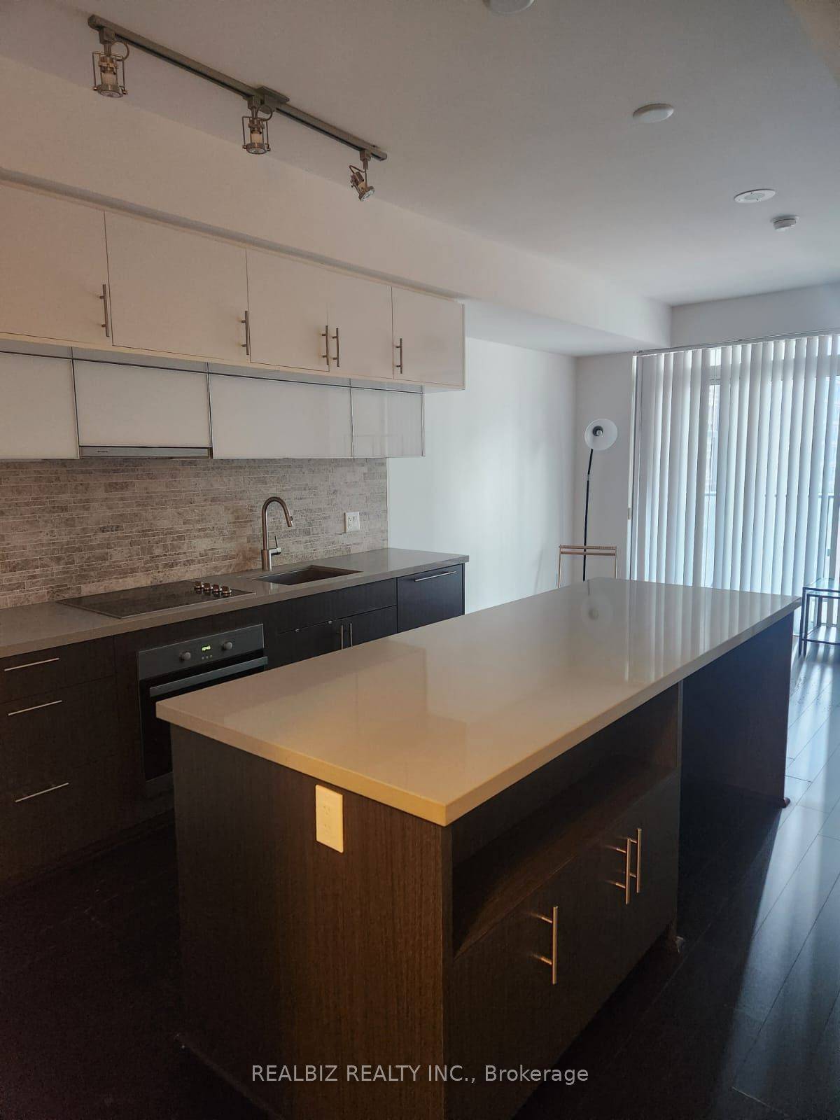 Toronto C01, ON M5V 0C4,8 Mercer ST #1209