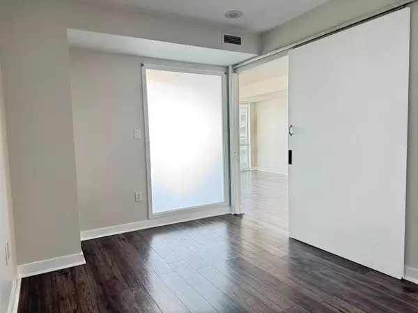 Toronto C01, ON M5V 3Y4,15 Fort York BLVD #3511